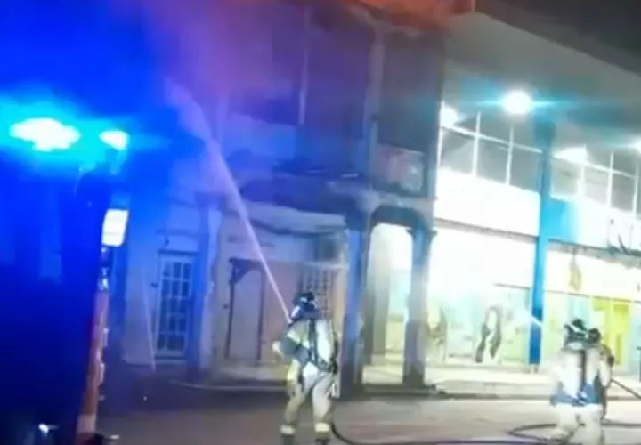 Unos 35 bomberos con varios vehículos de diferentes cuarteles de Colón participaron en la acción de sofocar el incendio que amenazaba con pasar hacia la empresa Nevada que opera al lado de esta edificación. Foto. Diómedes Sánchez