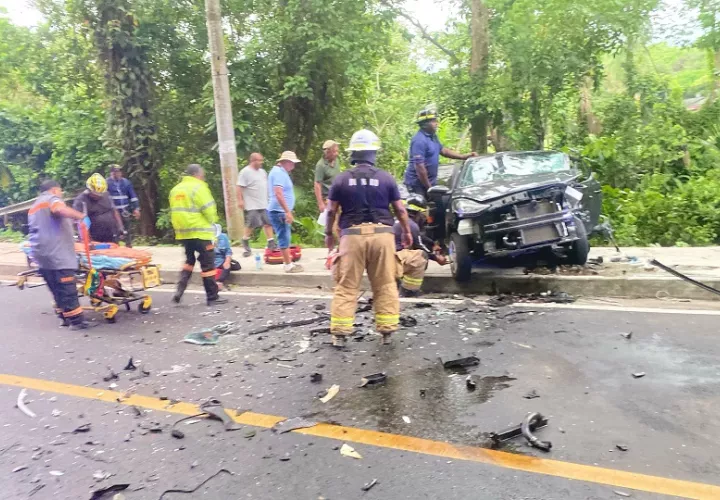 Los inspectores de la Autoridad de Tránsito y Transporte Terrestre (ATTT) y la Policía del tránsito en la provincia de Colón iniciaron la investigación de este accidente. Foto. Diómedes Sánchez