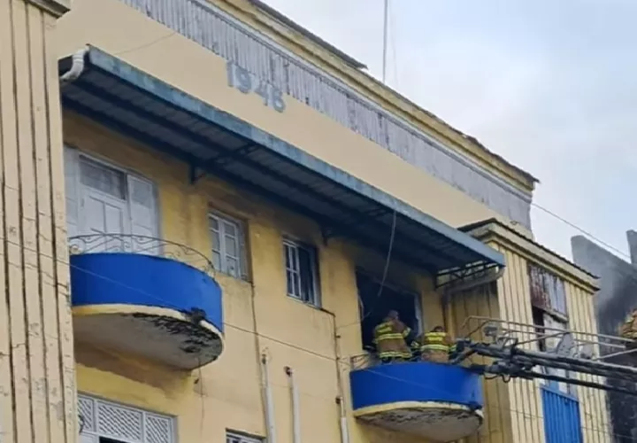 Desde temprano se inició un incendio en la parte superior del edificio 1946. Foto. Diómedes Sánchez