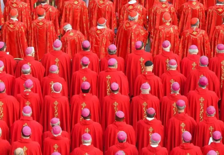 Cardenales  durante la ceremonia fúnebre por el Papa emérito Benedicto XVI (Joseph Ratzinger). Foto: EFE