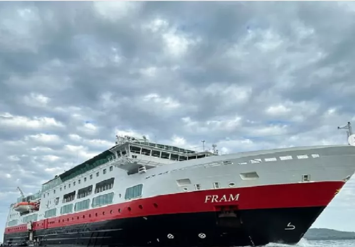 El  Fram Longyearbyen , llegó con unos  60 pasajeros y 103 tripulantes. Foto. Gobernación  de Veraguas