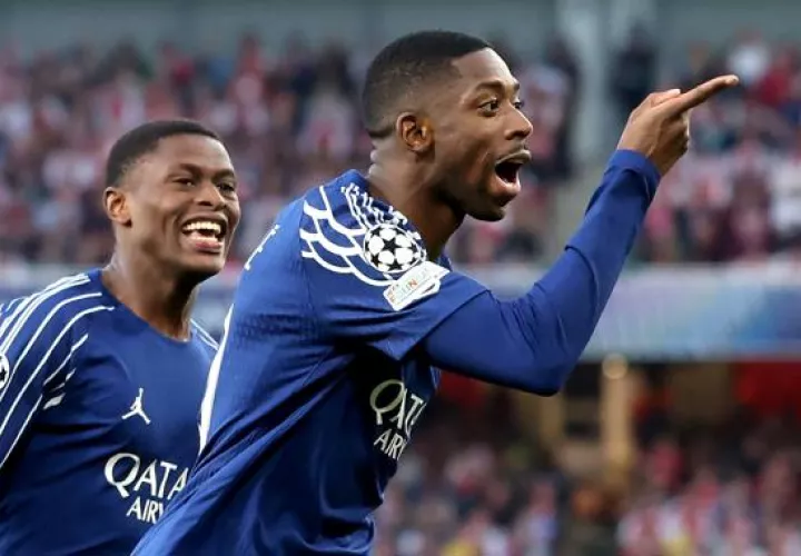 El jugador del PSG,Ousmane Dembelé ( der.), festeja su gol contra el Arsenal. Foto: EFE