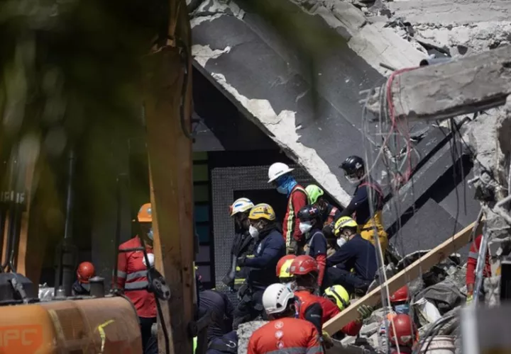 Equipos de rescate trabajan en la búsqueda de víctimas al interior de la discoteca Jet Set este miércoles, en Santo Domingo. EFE