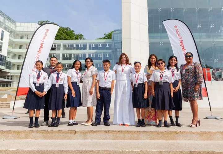 Estudiantes finalistas del concurso en compañía de sus docentes. Foto: Cortesía Fundación Terpel