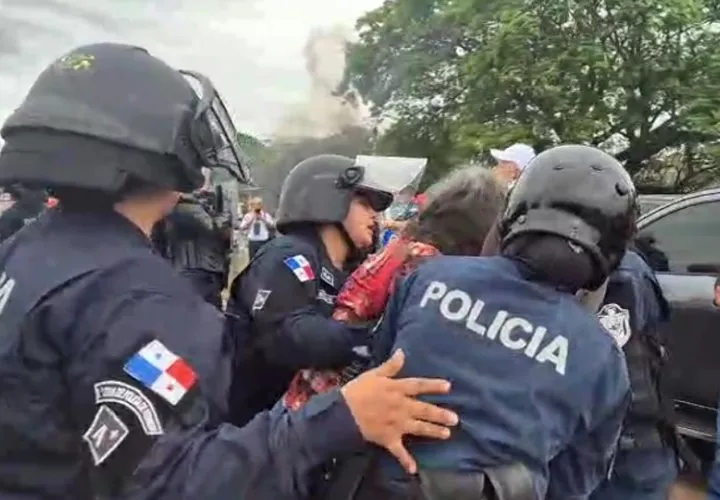 Extraoficialmente hay tres personas detenidas uno de ellos paciente y dos del Suntracs. Foto. Thays Domínguez