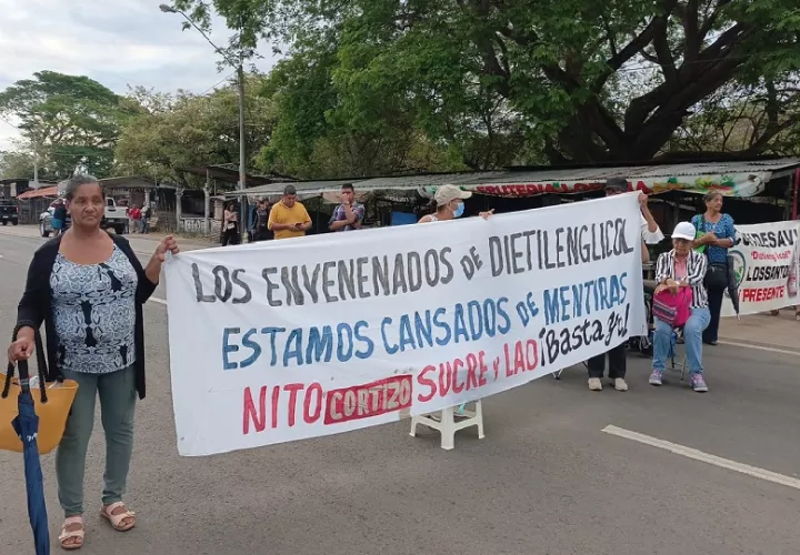 Los pacientes cerraron las calles desde primeras horas de la mañana exigiendo que se les tome en cuenta. Foto. Thays Domínguez