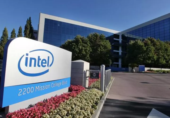 Una vista general de la entrada principal de la sede de Intel en Santa Clara (CA, EE.UU.). EFE