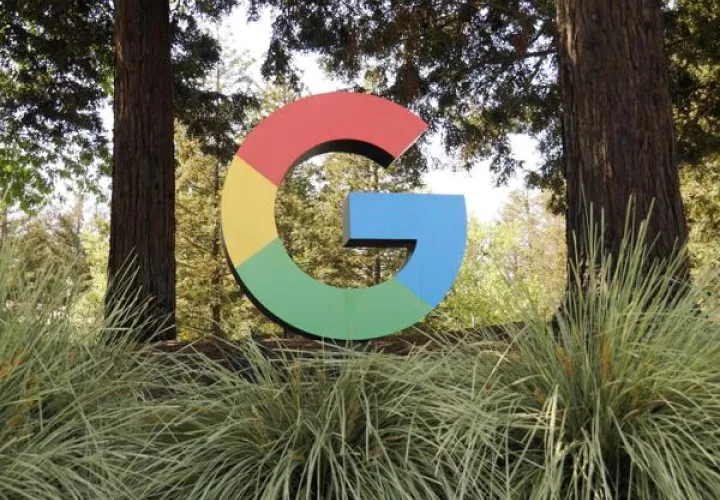 Logo de Google que se encuentra en la entrada del campus central en Mountain View, California, EE. UU. EFE