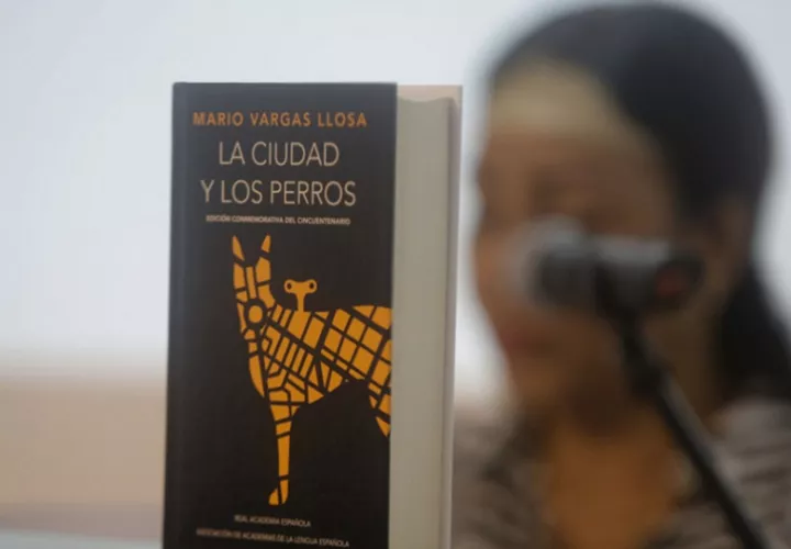 Detalle de una edición de 'La Ciudad y los Perros', novela emblemática de Mario Vargas Llosa. Foto: EFE