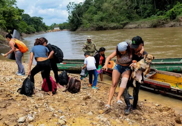 Migrantes cruzando el Darién. Foto: Archivo