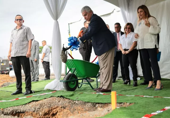El presidente José Raúl Mulino dio la primera palada del proyecto. Foto: Cortesía