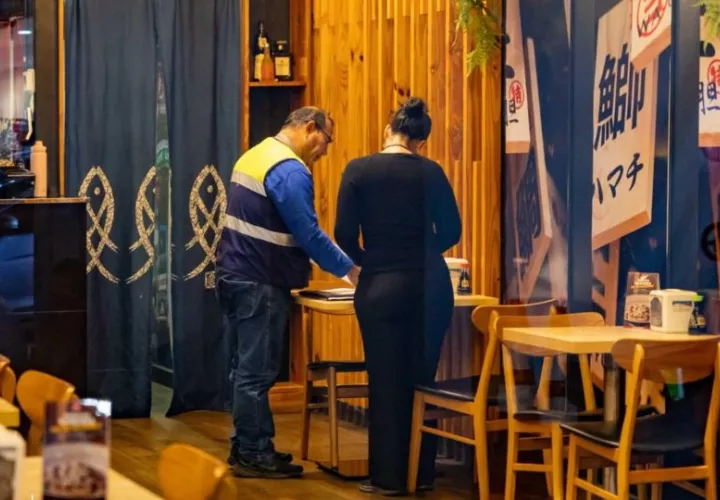 Inspección en un restaurante. Foto: Cortesía