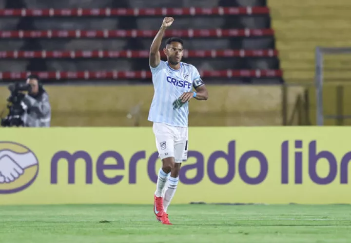 Ismael Díaz de la Universidad Católica festeja uno de sus goles ante Defensa y Justicia en la Copa Sudamericana. Foto: EFE