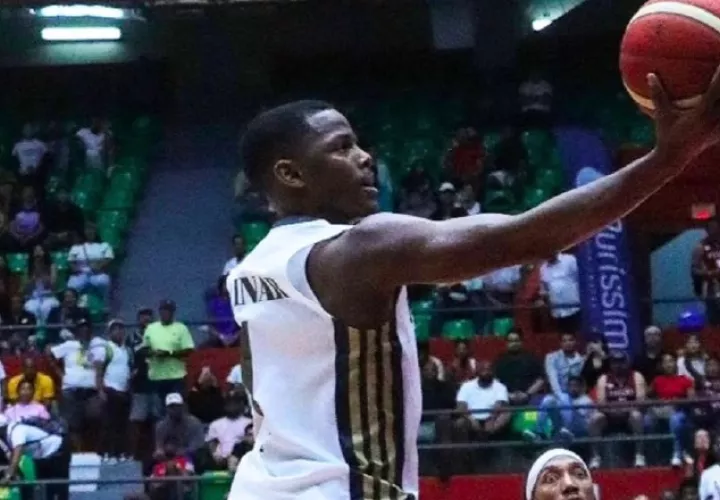Iverson Molinar de Panamá en el juego contra Brasil. Foto: Fepaba
