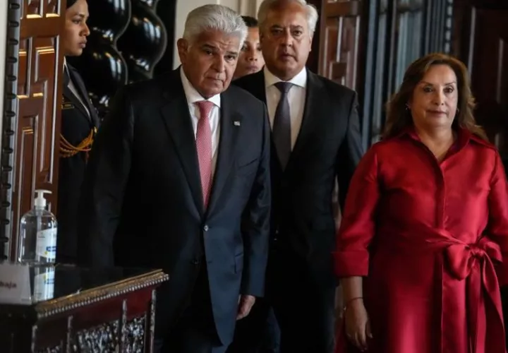 El presidente de Panamá, José Raúl Mulino (i), asiste a una reunión junto a la presidenta de Perú, Dina Boluarte. Foto: EFE