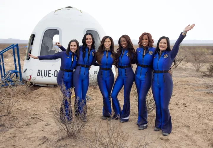 Katy Perry y otras personalidades en el viaje NS-31 de Blue Origin. Foto: EFE