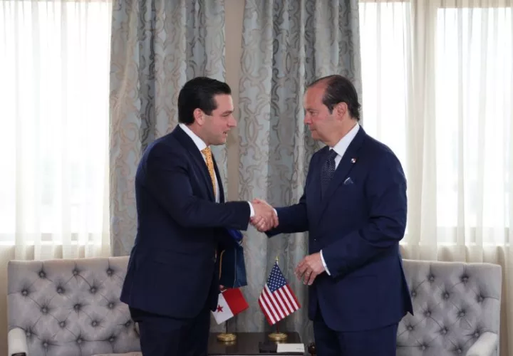 El embajador designado de EE.UU en Panamá, Kevin Cabrera junto al canciller panameño, Javier Martínez-Acha. Foto: Cortesía