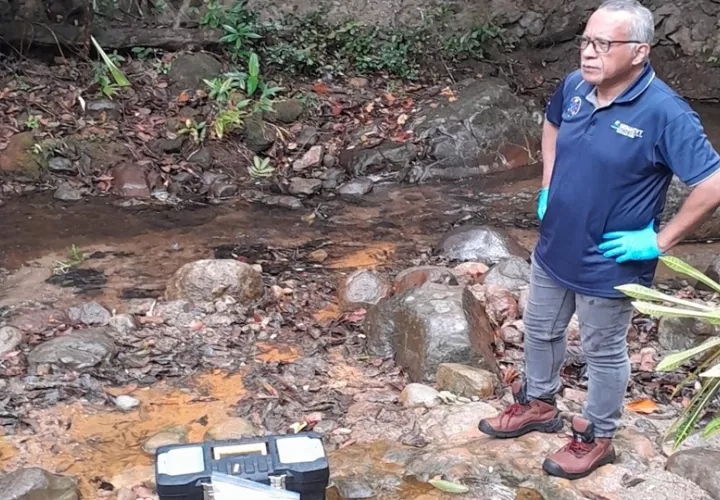 El Dr. Cecilio Hernández durante e trabajo de campo. Foto: Cortesía