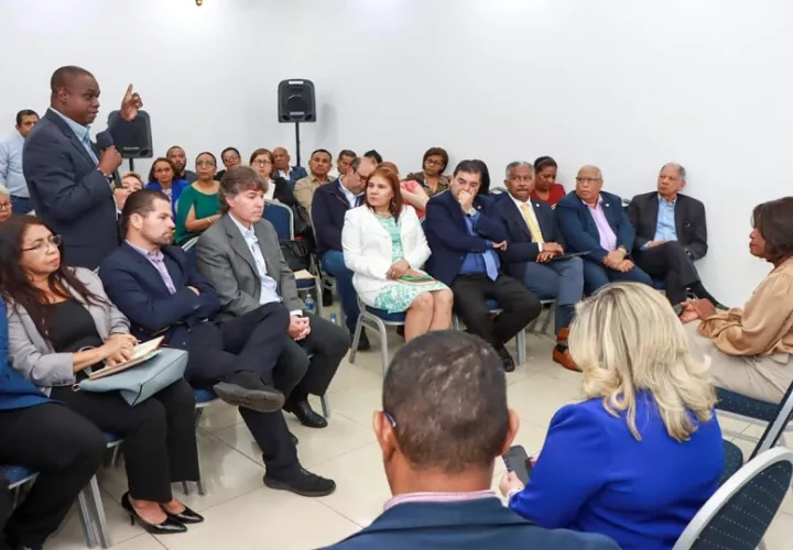  Reunión entre el Ministerio de Educación (Meduca) y representantes de la sociedad civil, padres de familia y unidades académicas. Foto: Cortesía