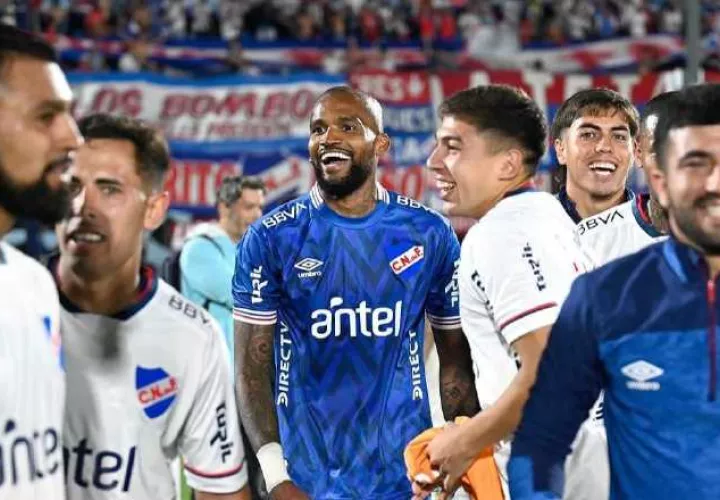 El panameño Luis 'Manota' Mejía (cent.), portero del Nacional. Foto: Instagram