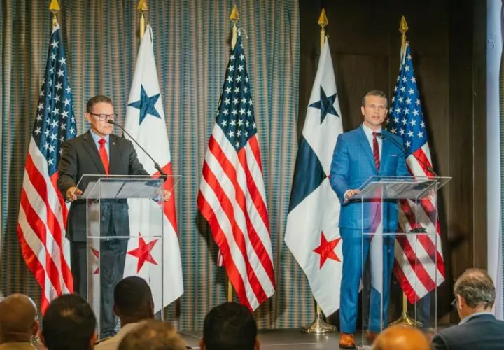 El ministro de Seguridad Pública de Panamá, Frank Alexis Abrego (i), y el secretario de Defensa de Estados Unidos, Peter Hegseth. Foto: EFE