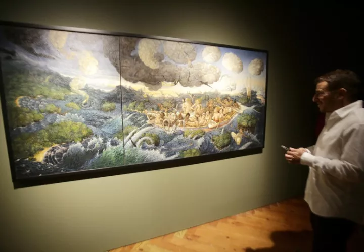  Una persona observa una obra en una exposición en Ciudad de Panamá. Foto: EFE