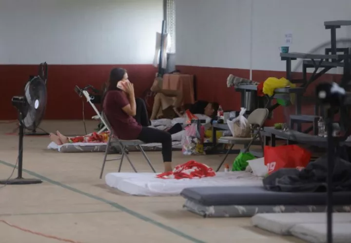Migrantes deportados de los Estados Unidos a Panamá descansan en el albergue. Foto: EFE