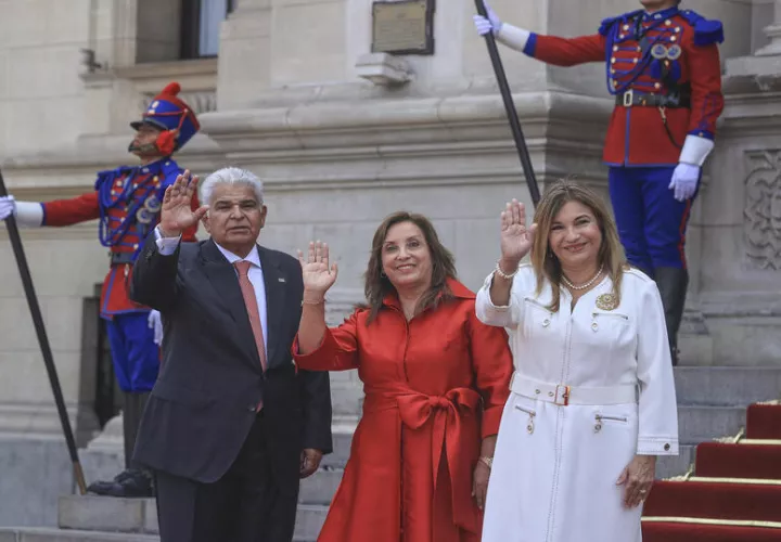 El presidente de Panamá, José Raúl Mulino (i), su esposa Maricel Cohen de Mulino (d), y la presidenta de Perú, Dina Boluarte (c), durante un acto este viernes, en Lima. Foto: EFE