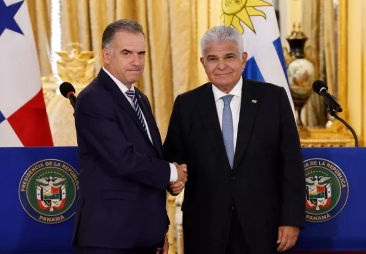 El presidente de Panamá, José Raúl Mulino (d), saluda al presidente de Uruguay, Yamandú Orsi. Foto: EFE