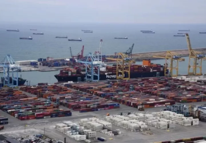 Vista de la terminal de contenedores del Puerto de Barcelona. Foto: EFE