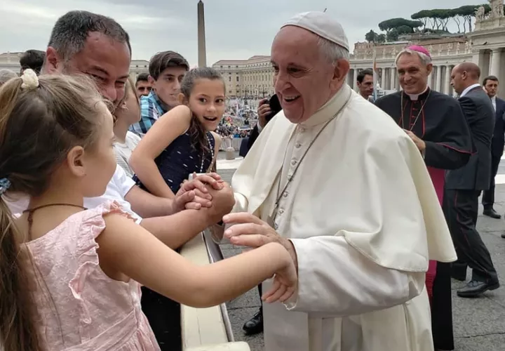 Una familia saludando al papa Francisco en el Vaticano. Foto: EFE
