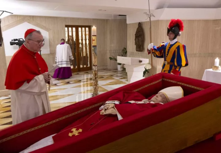 Primeras imágenes del papa Francisco, fallecido este lunes a los 88 años. Foto: EFE