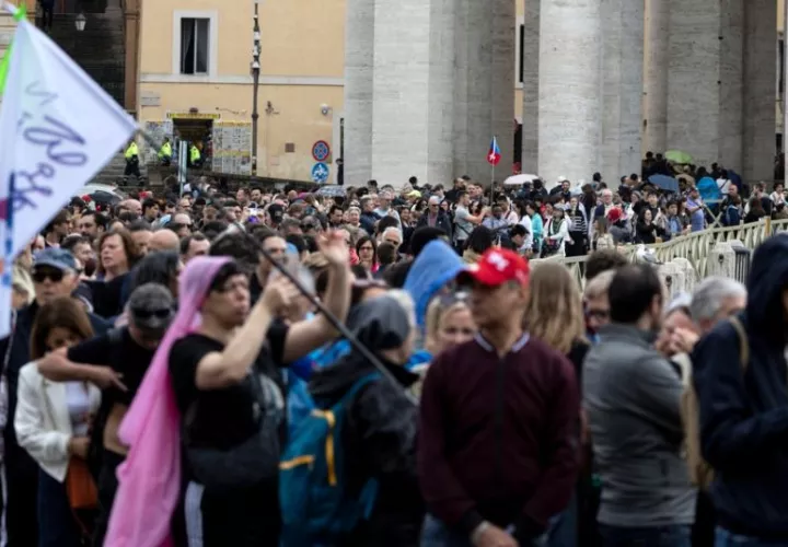 Numerosas personas esperan en fila para entrar a la Basílica de San Pedro a dar su último adiós al papa Francisco. Foto: EFE