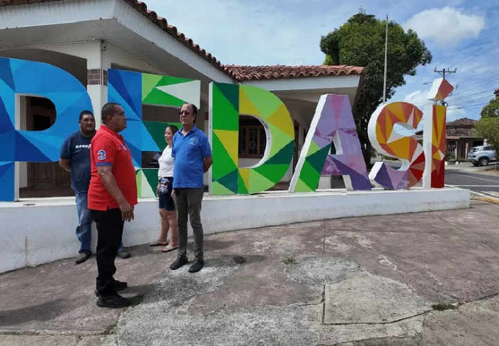  Los pocos taxis disponibles suelen priorizar carreras largas contratadas por turistas. Foto. Thays Domínguez