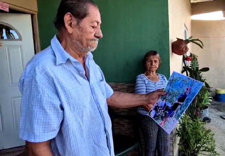 La madre de Enrique, Albis Rodríguez, visiblemente afectada, indicó que esperan poder tener alguna novedad sobre su paradero.  Foto. Thays Domínguez