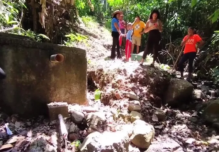 El análisis del agua del pozo profundo ya había sido solicitado dos meses atrás al Idaan por la comunidad, pero sin obtener una respuesta. Foto. Eric Montenegro