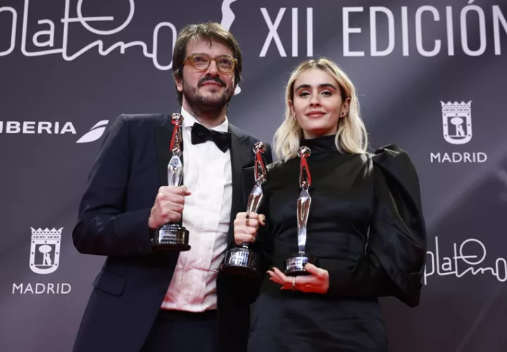 El productor brasileño Rodrigo Teixeira (i) posa con el galardón a mejor película Iberoamericana de ficción, mejor dirección y mejor actriz protagonista por -Ainda estou aqui-, durante la entrega de los Premios Platino en Madrid. EFE/Daniel González