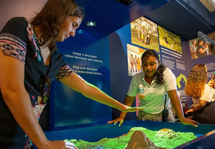 Imágenes dentro de la exhibición Agua Salud en el Centro Natural Punta Culebra. Foto: Jorge alemán/STRI