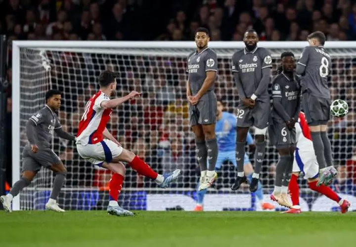  Declan Rice del Arsenal (izq.)  anota de tiro libre contra Arsenal. Foto: EFE