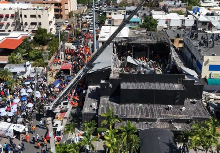 Trabajos de rescate en la discoteca Jet Set. Foto: EFE