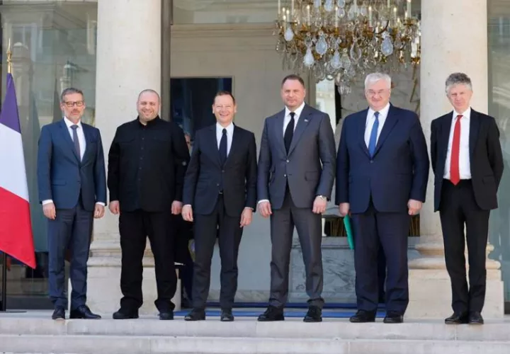 Funcionarios de diversos países se reunieron en el palacio presidencial del Elíseo en París, Francia. Foto: EFE