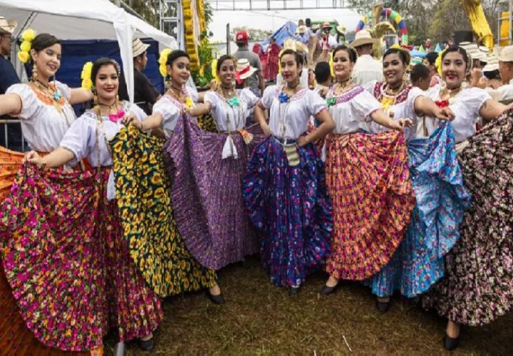 Es la primera vez que se realiza el desfile de polleras, el cual recorre las calles del poblado al toque de tamboritos y tunas, uniendo así la belleza del traje típico con el multicolor de las flores. Foto. Eric Montenegro