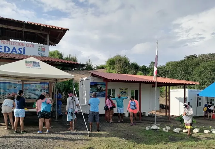 El ingreso a la isla tiene un costo de $4.00 para nacionales y $10.00 para extranjeros, precios que deben ser pagados previamente en línea mediante la plataforma del Ministerio de Ambiente. Foto. Thays Domínguez