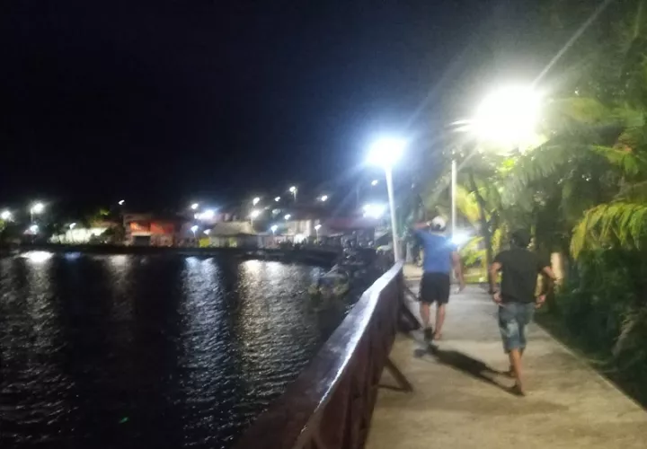 Los paseos nocturno en el área de playa son interesantes.
