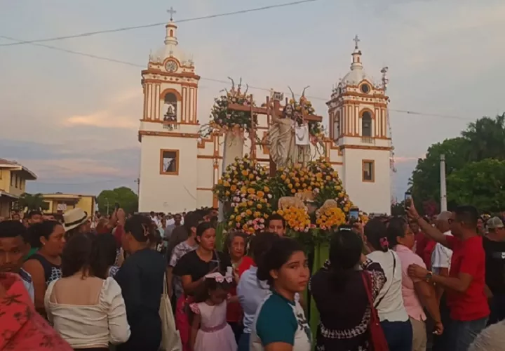 Todos los años al terminar el encuentro con Jesús resucitado, las autoridades eclesiásticas y la comunidad católica, salen en una romería por los alrededores de la catedral santiagueña mientras algunas personas aprovechan para repartir o compartir golosinas y hasta obsequios en muestra de esa gratitud por el regreso de Jesús.  Foto. Mellquíades Vásquez