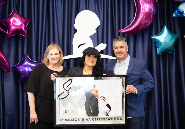 Jackie Jones; la hermana de Selena, Suzette Quintanilla recibe el reconocimiento a su hermana. Foto: EFE