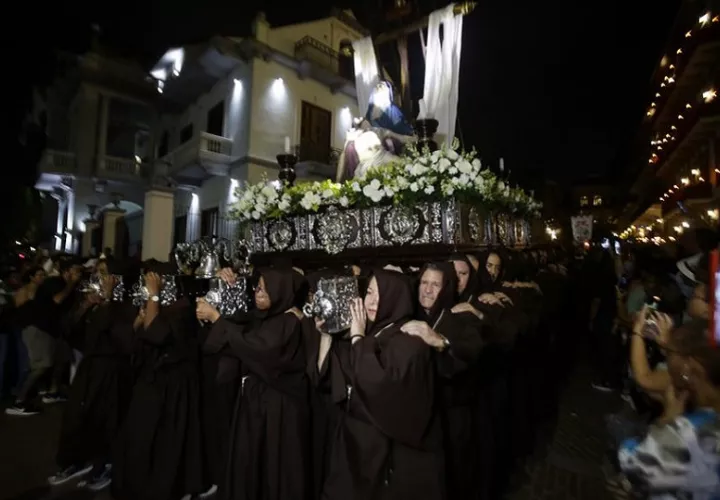   Integrantes de la Hermandad de Jesús Yacente participan en el viacrucis este Viernes Santo. EFE