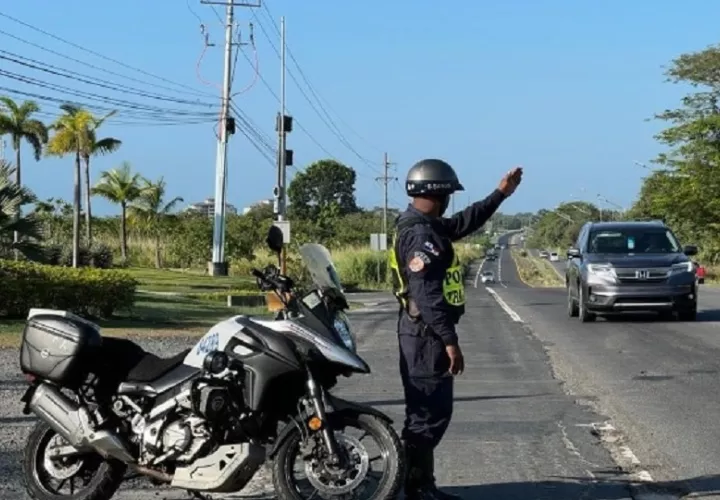 Las autoridades recomiendan a los viajeros que de ser necesario tengan un conductor designado y los papeles del carro y seguros en regla. Foto. Policía Nacional