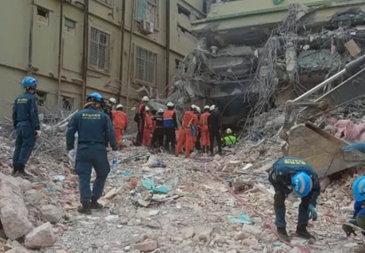 Los equipos de bomberos recuperaron varios cadáveres de entre escombros de un hotel. Foto: EFE 