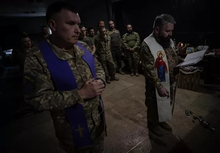 Capellanes militares ucranianos al celebrar este domingo, 20 de abril, la tradicional misa del Domingo de Pascua. Foto: EFE